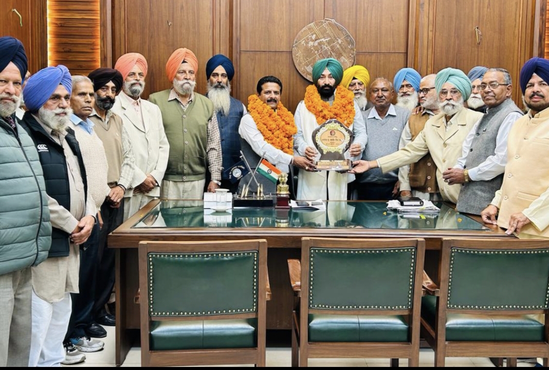 बस स्टॉप की मांग स्वीकार करने पर एसोसिएशन ने चेयरमैन हदाना का आभार जताया और सम्मान किया